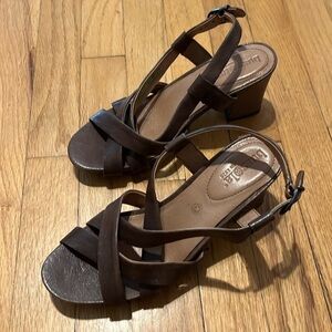 Bussola NWOT Women 3” Heel Brown Open Tow Sandals - Size 38